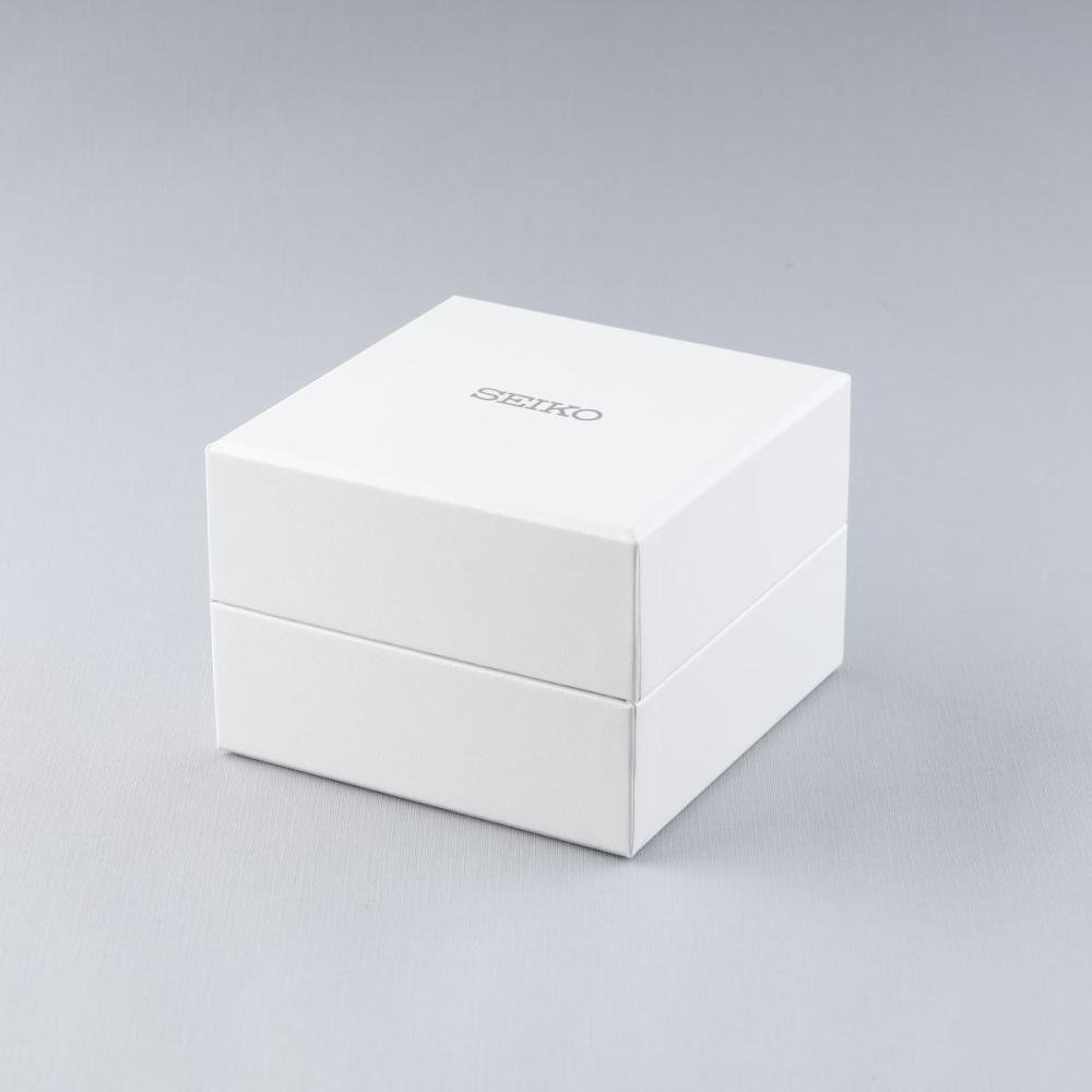 Een witte, matte vierkante doos met het opschrift Seiko bevat een Seiko herenhorloge SSB345P1 met een quartz uurwerk en een waterdichtheid van 10ATM, tegen een lichtgrijze achtergrond.
