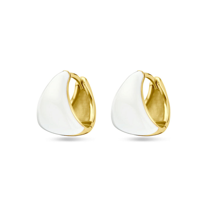 Een paar Van der Kooij Collectie klapoorringen met emaille 15 mm zilver verguld (geel) met gladde witte emaille accenten en scharniersluiting, afgebeeld tegen een effen witte achtergrond.