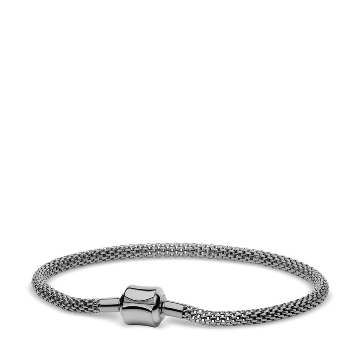 Product 12131-339-GWP van Bering, een zilveren mesh-armband met een cilindrische sluiting in de stijl van de Milanees-band, wordt elegant gepresenteerd op een witte achtergrond, waardoor de fijn geweven textuur goed tot zijn recht komt.