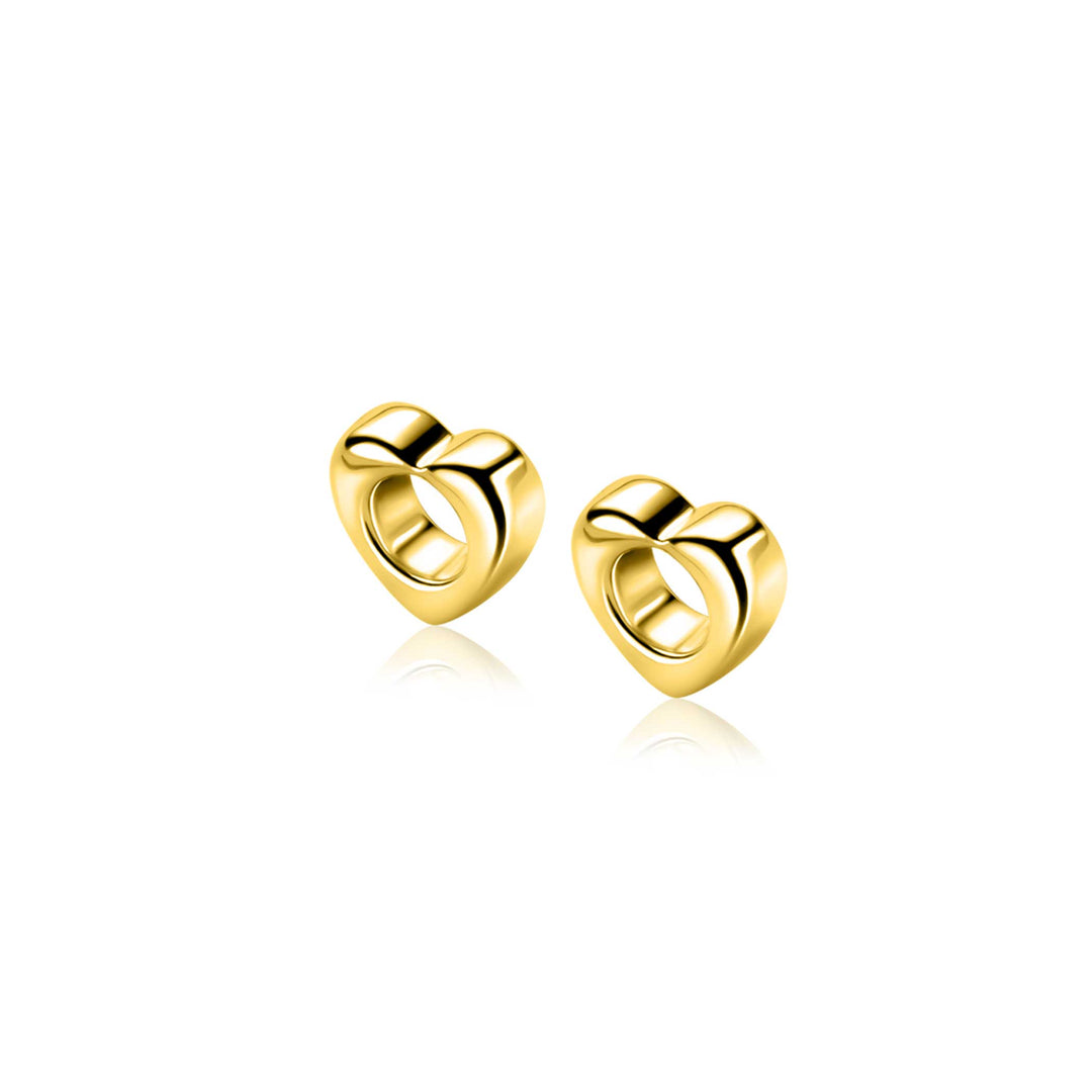 Een paar Zinzi oorbedels zilver verguld ZICH2695G van Zinzi worden weergegeven op een witte achtergrond, waardoor hun kleine, glanzende hartvormige studs met een gladde en gepolijste vergulde afwerking worden benadrukt.