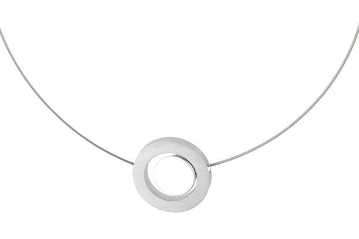 Ontdek de Collier Rondje in een ring C12 van CLIC Creations, een minimalistische ketting met een strakke draadketting en een gladde, ronde zilveren hanger, handgemaakt in Nederland. De hanger is centraal opgehangen en gecombineerd met een eenvoudige magnetische sluiting.