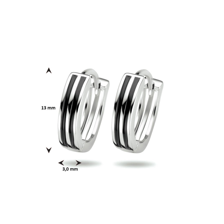 Een paar Van der Kooij Collectie klapoorringen zilver gerhodineerd, elk 13 mm hoog en 3 mm breed, met elegante zwarte emaille strepen-perfecte damesoorbellen met een stijlvol vleugje zwart emaille.