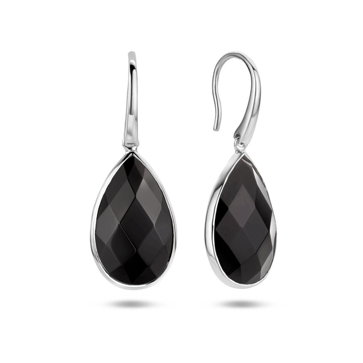 Van der Kooij Collectie oorhangers onyx franse haak van gerhodineerd zilver: elegante facetten druppelvormige zwarte stenen in gladde zetting, dames sieraden getoond op witte achtergrond.