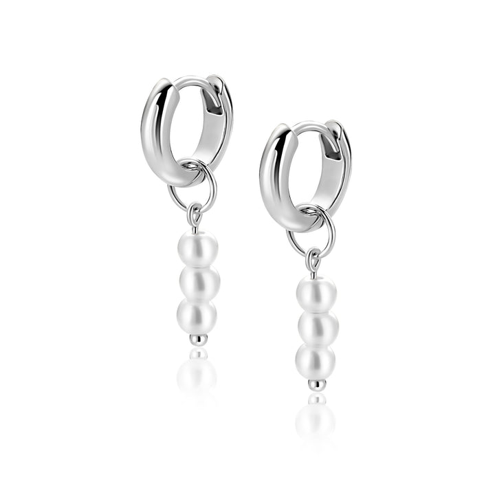 De Zinzi oorbedels ZICH2734 van Zinzi zijn elegante zilveren oorbedels met drie witte pareltjes in minimalistisch design, perfect voor zowel casual als formele gelegenheden.