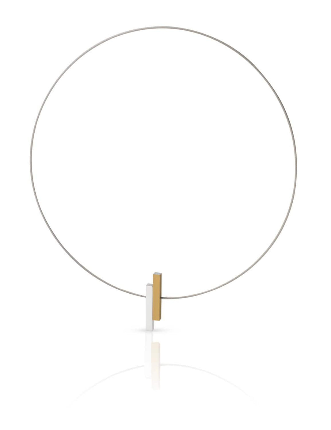 De Collier Eenvoudige staafjes Goud|Geel C116G van CLIC Creations is een minimalistische ketting met een dunne ronde draad, met twee verticale gouden en zilveren rechthoekige hangers. Handgemaakt in Nederland, het biedt elegantie met een eenvoudig ontwerp en een gemakkelijke magnetische sluiting.