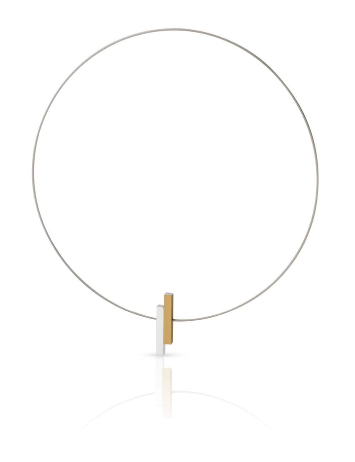 De Collier Eenvoudige staafjes Goud|Geel C116G van CLIC Creations is een minimalistische ketting met een dunne ronde draad, met twee verticale gouden en zilveren rechthoekige hangers. Handgemaakt in Nederland, het biedt elegantie met een eenvoudig ontwerp en een gemakkelijke magnetische sluiting.