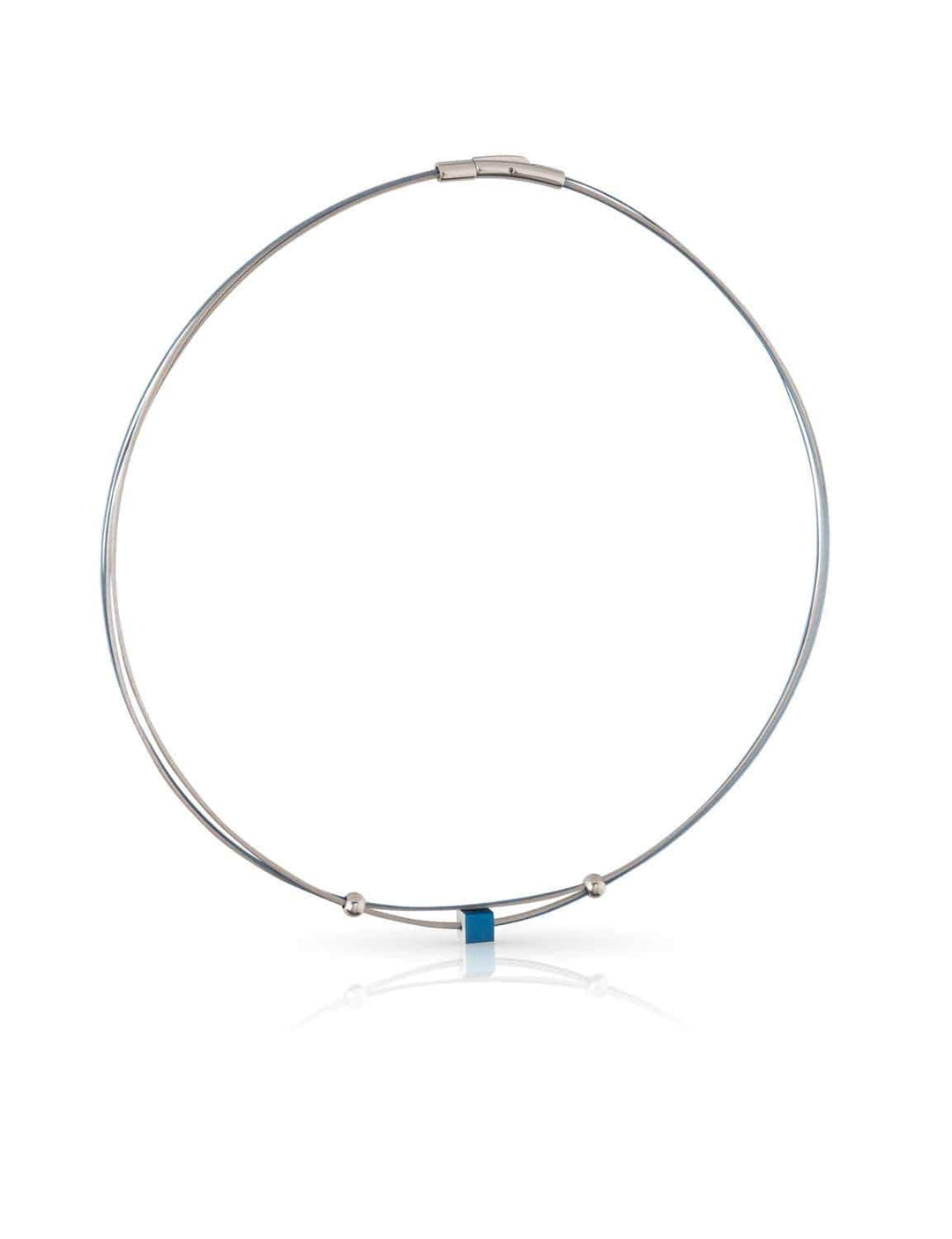 De CLIC Creations Collier Klein Kubusje Blauw C230B is een minimalistische zilveren ketting met een strak design, met een kleine blauwe kubuskraal en twee kleine zilveren kralen aan beide kanten. Het sluit met een eenvoudige bajonetsluiting aan de achterkant.