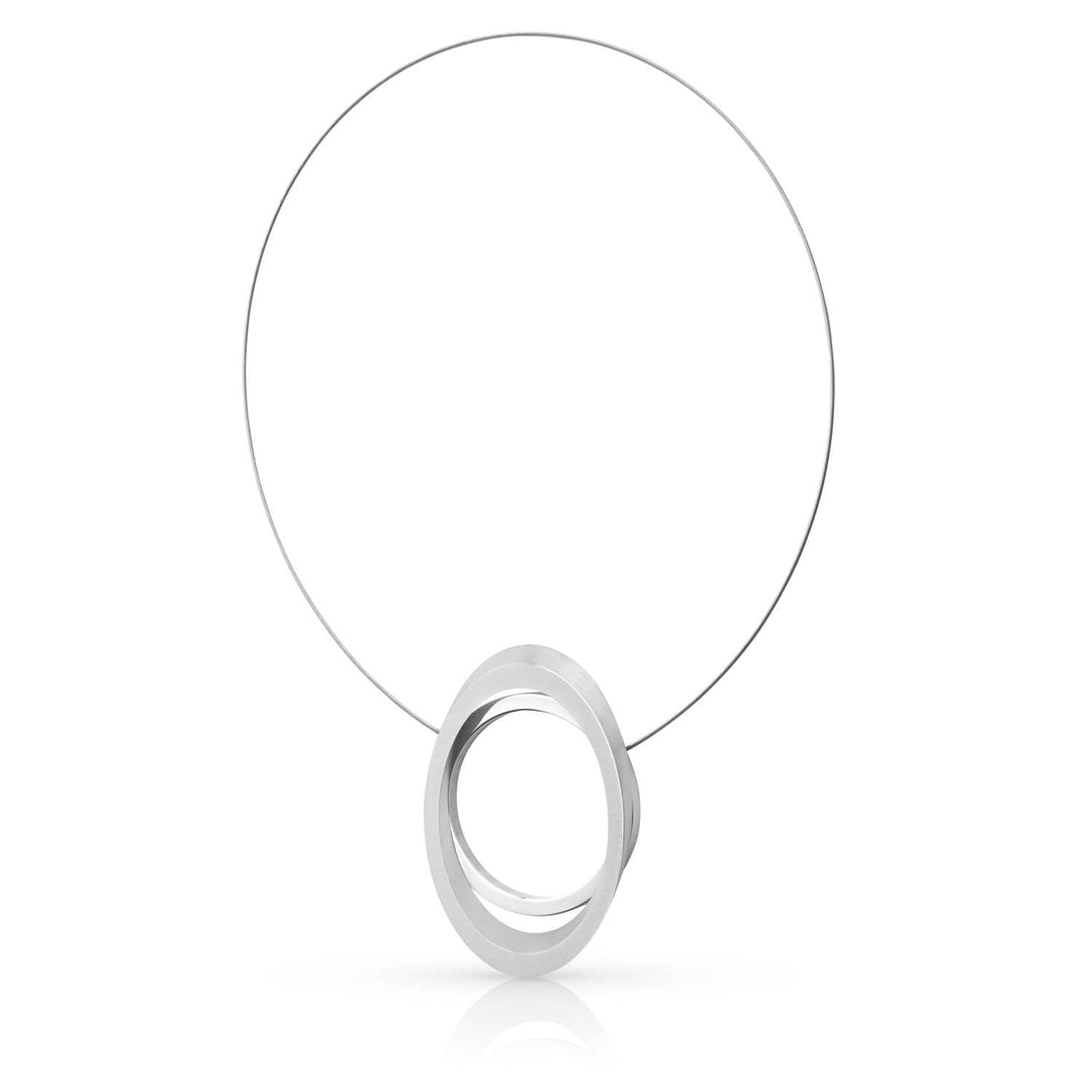De Collier Grote ring met Ovaal C242 van CLIC Creations is een minimalistische zilveren ketting met een abstracte hanger van in elkaar grijpende cirkels, compleet met een magneetsluiting voor een strak, eigentijds design.