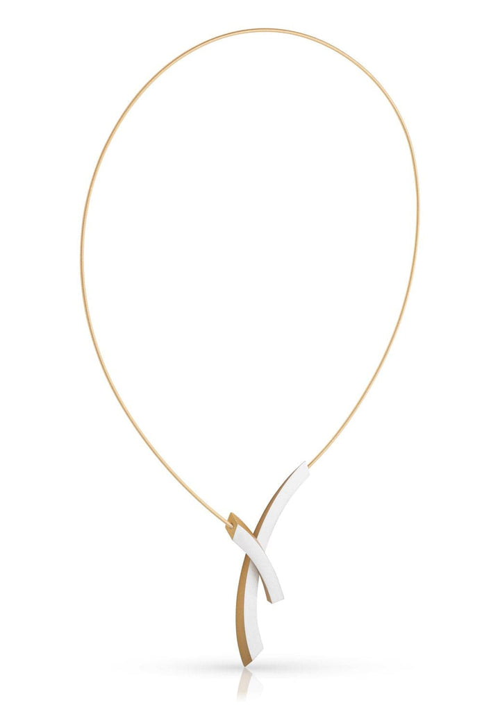 De Collier Bogen op elkaar Goud|Geel C254G van CLIC Creations is een strakke gouden choker ketting met een minimalistisch design. Het heeft twee elkaar kruisende gebogen staven in goud en zilver, aangevuld met een handige magnetische sluiting, die eenvoud combineert met moderne stijl.