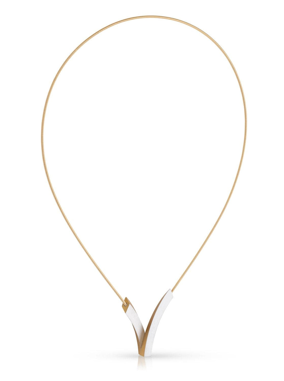 Het Collier V-Bogen op elkaar Goud|Geel C255G van CLIC Creations heeft een minimalistische V-vormige zilverkleurige hanger aan een gouden ketting met een magneetsluiting. Het is het toonbeeld van strak Nederlands design tegen een witte achtergrond voor tijdloze elegantie.