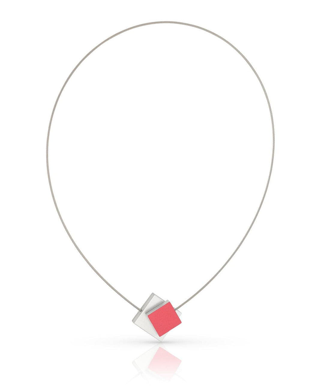 De Collier Vierkant met gekleurd vierkant C263R van CLIC Creations heeft een minimalistisch ontwerp met een dunne ronde draad en overlappende zilveren en rode vierkanten in het midden, afgewerkt met een praktische magnetische sluiting.