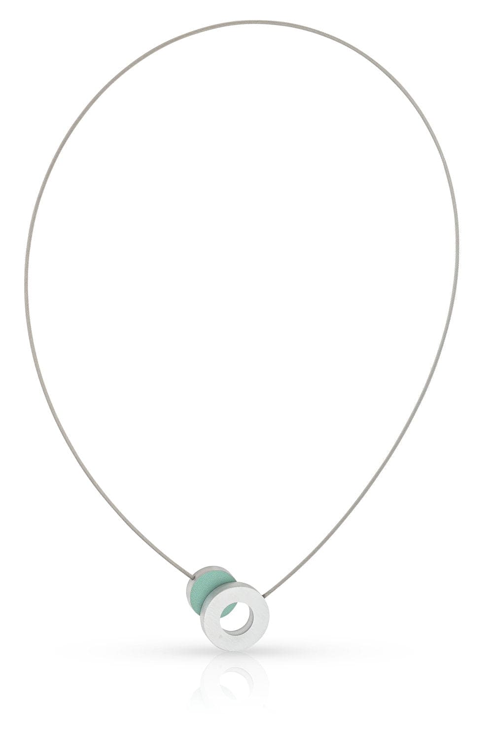 Handgemaakt in Nederland door CLIC Creations, het Collier Gekleurd rondje en een ring C265B heeft een minimalistisch ontwerp met een dunne draad en een ronde hanger, met een turquoise kern met een witte buitenring en aangevuld met een magnetische sluiting voor moeiteloos dragen.