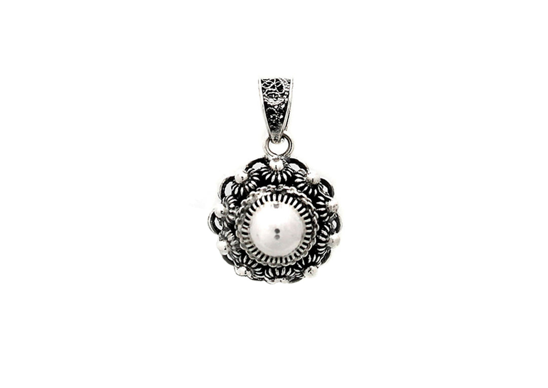 De Zeeuwse Knoop Hanger 14mm van Dutch Button is een sierlijke zilveren hanger met een centrale ronde witte steen. Het toont ingewikkelde bloemmotieven en gedetailleerd metaalwerk die een vintage stijl creëren, compleet met een decoratieve beugel voor kettingbevestiging.