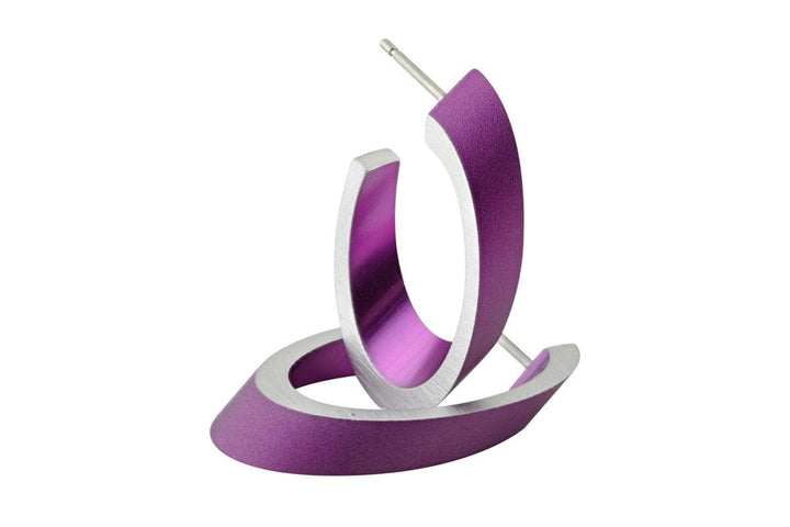 Paars en zilveren abstracte sculptuur van CLIC Creations, met gebogen overlappende vormen gemaakt van chirurgisch edelstaal met een dunne metalen staaf die uit één stuk bestaat, bekend als Ovale creolen Paars O21P.