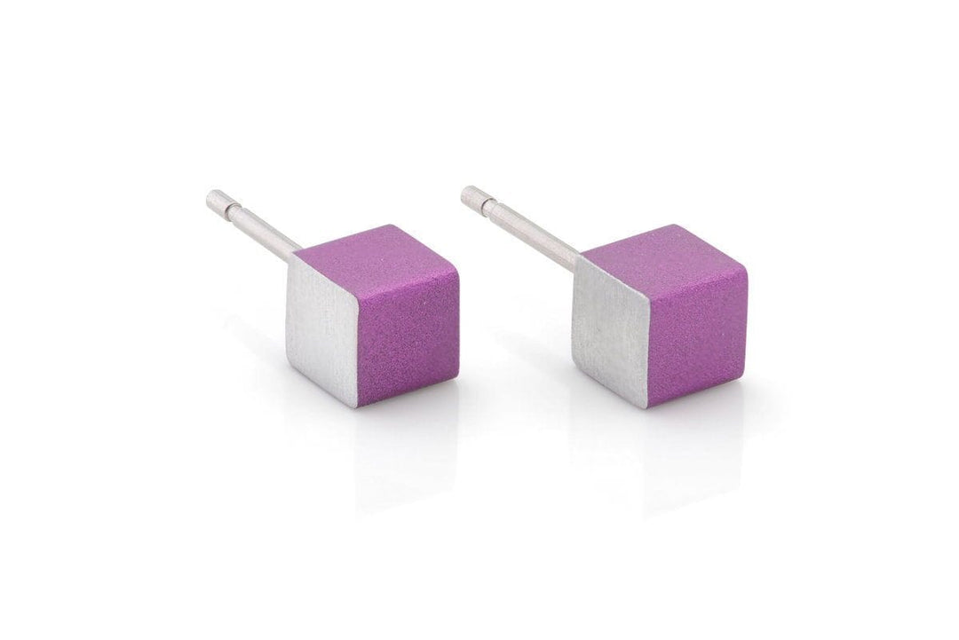 De CLIC Creations Oorsieraad Kubusjes Paars O28P zijn zilveren en paarse kubusvormige oorbellen met metalen staafjes, met een uniek design. Deze hypoallergene oorstekers, handgemaakt in Nederland, worden naast elkaar op een wit oppervlak getoond.