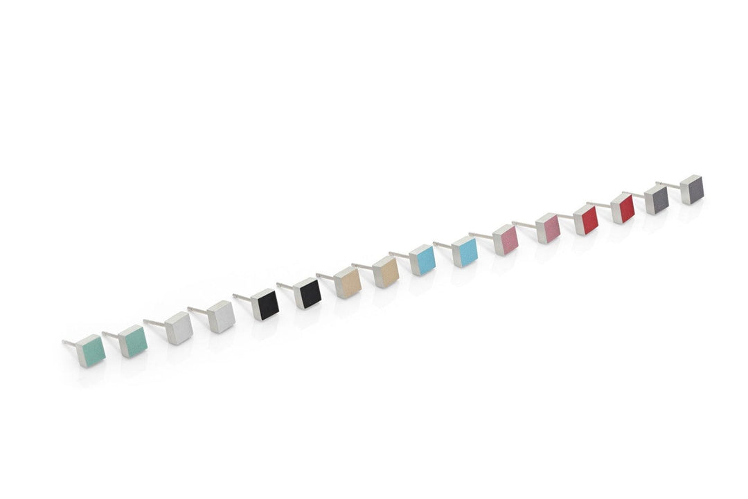 De CLIC Creations Oorsteker Klein vierkant Goud O37G toont een uniek ontwerp van kleine, open kubussen in de kleuren groen, zwart, beige, roze, rood en grijs tegen een witte achtergrond.