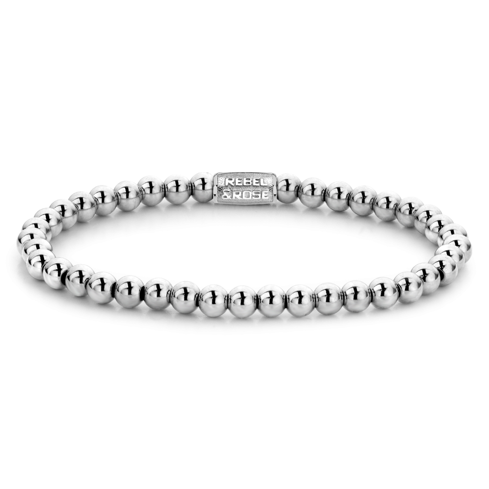 De Silver Shine - 4mm Kralen Armband Dames van Rebel & Rose is een zilveren kralen damesarmband met een rechthoekige sluiting waarin het merk is gegraveerd, elegant afgebeeld op een effen zwarte achtergrond.