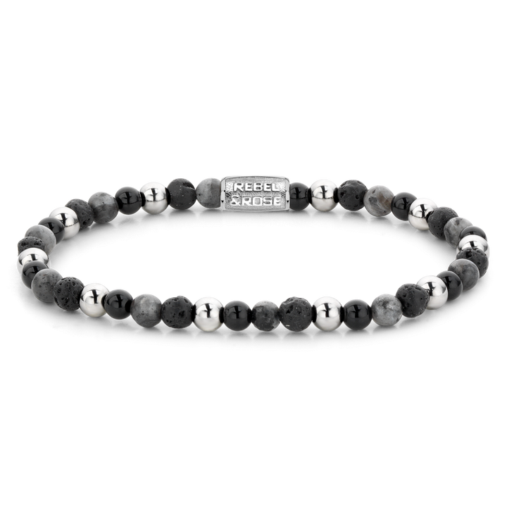 De Shiny Night - 4mm Kralen Armband Dames van Rebel & Rose heeft afwisselend zwarte, witte en grijze kralen plus een REBEL & ROSE label, afgebeeld op een effen zwarte achtergrond.