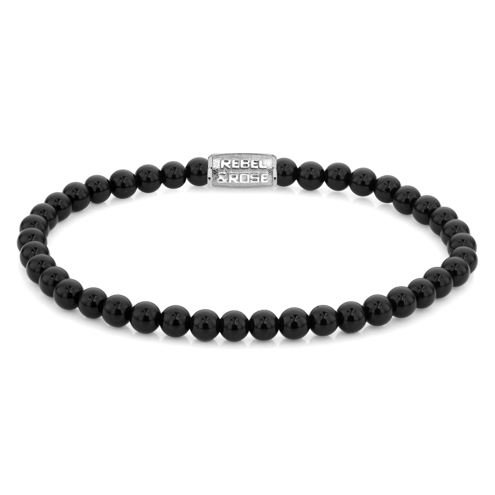 De Rebel & Rose Black Velvet - 4mm Kralen Armband Heren heeft glanzende zwarte kralen en een zilveren rechthoekige bedel met de tekst REBEL & ROSE, elegant gerangschikt in een cirkel op een witte achtergrond.