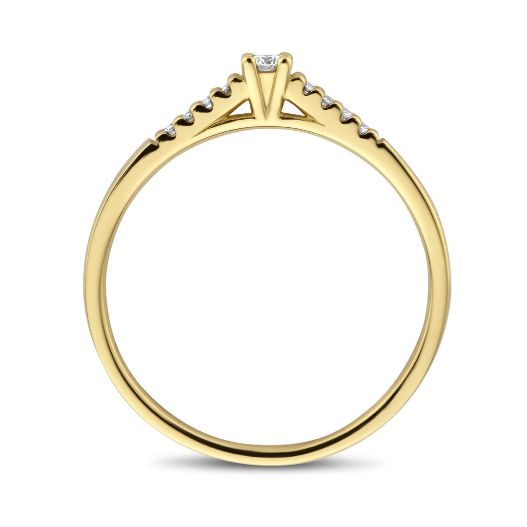 De Van der Kooij Collectie ring diamant 0.07ct H SI in 14K geelgoud heeft een solitaire diamant in klauwzetting en een diamanten rij op de band, getoond tegen een witte achtergrond.