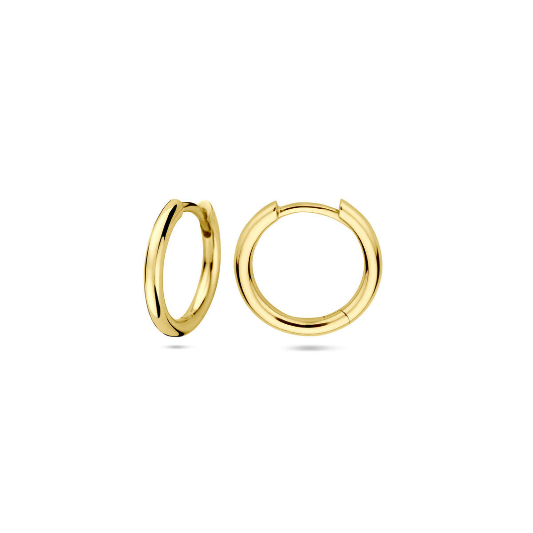 Twee gepolijste klapoorringen 1,8 mm buis 14K geelgoud uit de Van der Kooij Collectie worden getoond op een witte achtergrond - één rechtop, één plat - om hun gladde, klassieke ronde ontwerp te benadrukken.