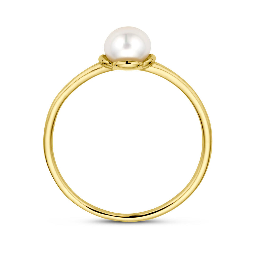 De ring bloem parel 14K geelgoud van Van der Kooij Collectie is een delicate geelgouden ring voor dames met een enkele witte parel, afgebeeld tegen een effen witte achtergrond.