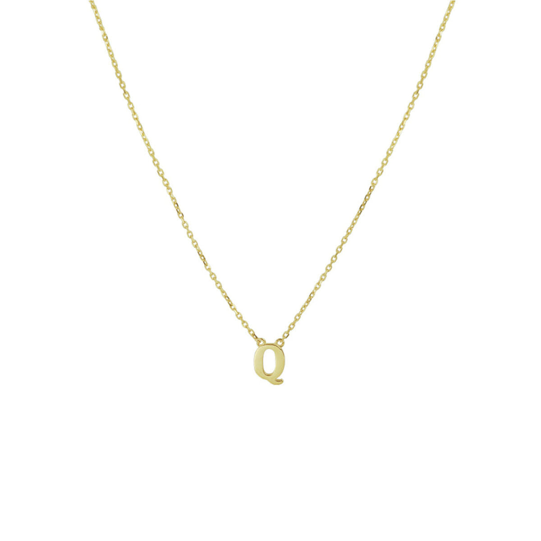 De Gouden dames ketting letter 14K van Van der Kooij Collectie heeft een subtiele Q-hanger in het midden, ideaal als persoonlijke sieradencadeau voor dames en getoond op een witte achtergrond.