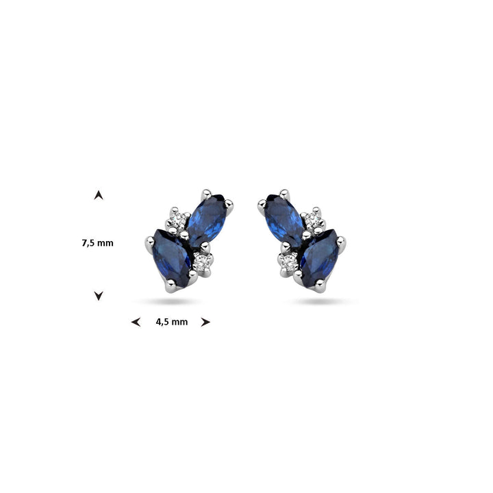 Van der Kooij Collectie oorknoppen saffier en diamant 0,02ct (2x 0,01ct) h p1 in 14K witgoud, met blauwe saffieren en diamanten accenten, maat 7,5 x 4,5 mm, stralende tijdloze elegantie uit tegen een witte achtergrond.