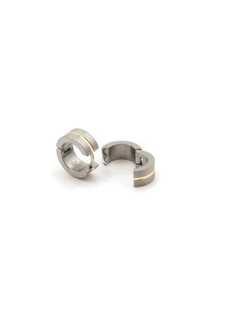 Een paar Boccia Titanium Oorringen Bicolor 0503-03, met een dunne gouden streep op zilverkleurige oorringen, wordt getoond op een witte achtergrond. Eén oorbel is gesloten; de andere is open, waardoor het sluitingsmechanisme zichtbaar is. Merk: Boccia.