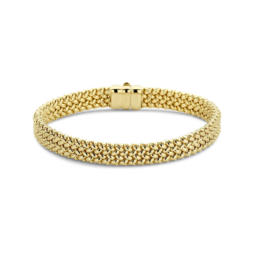 De Gouden armband dames 14K van Van der Kooij Collectie heeft een goud geweven mesh ontwerp en een gepolijste sluiting, afgebeeld op een witte achtergrond.