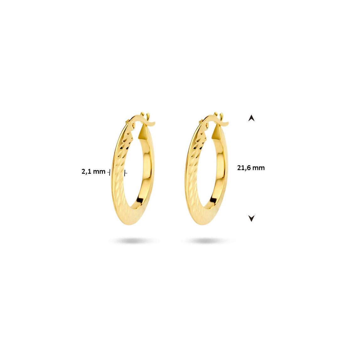 Een paar oorringen spitse buis 14K geelgoud van Van der Kooij Collectie met structuurdesign en scharniersluiting, 2,1 mm breed en 21,6 mm hoog. Perfecte dames oorbellen voor elke gelegenheid.