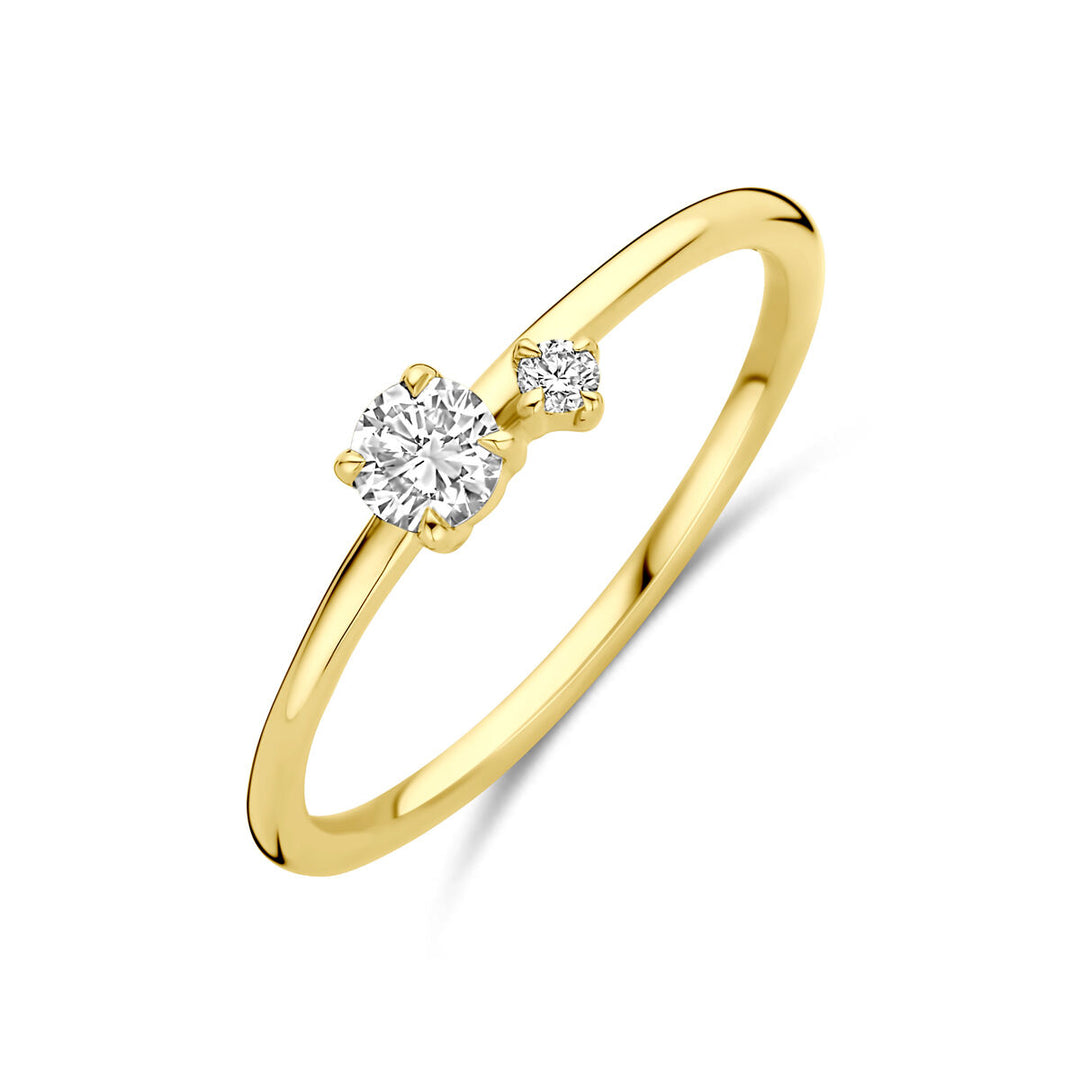 Deze Van der Kooij Collectie-ring in 14K geelgoud is bezet met twee briljant geslepen lab-grown diamanten van verschillende maten (totaal 0,20ct h si), naast elkaar gezeten op een gepolijste, eenvoudige band.