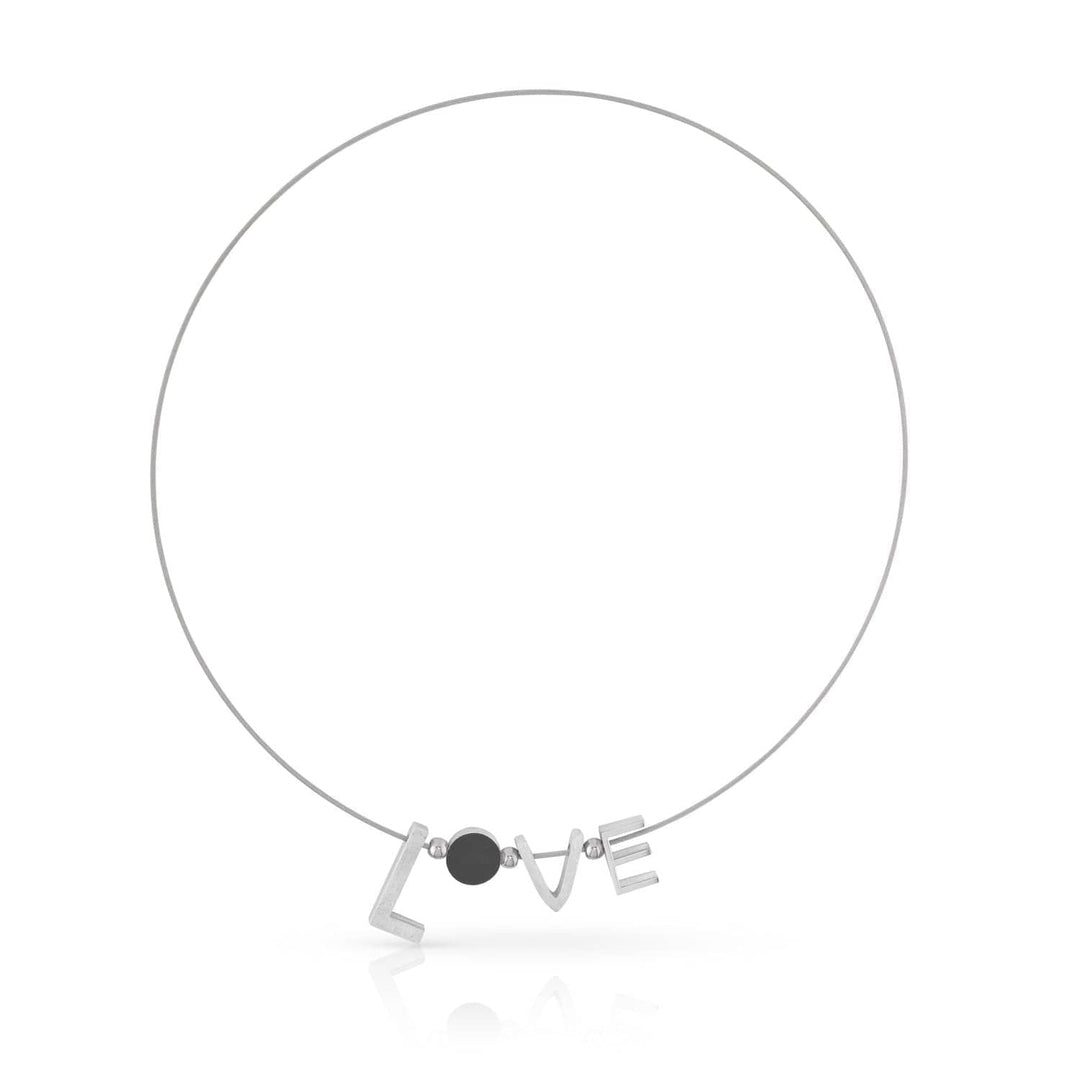Het Collier LOVE zilver C258 van CLIC Creations is een minimalistisch sieraad met een dunne draad en LOVE in metalen letters, met een ronde zwarte kraal als de O. Het is handgemaakt in Nederland en staat symbool voor elegant design en vakmanschap.