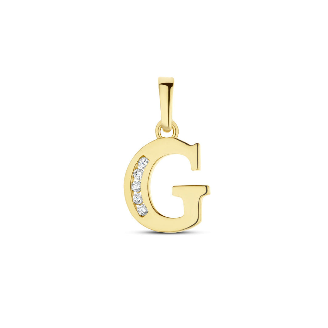 De hanger letter zirkonia 14K geelgoud van Van der Kooij Collectie is schitterend bezet met zirkonia's langs de binnenste curve en wordt prachtig weergegeven tegen een witte achtergrond.