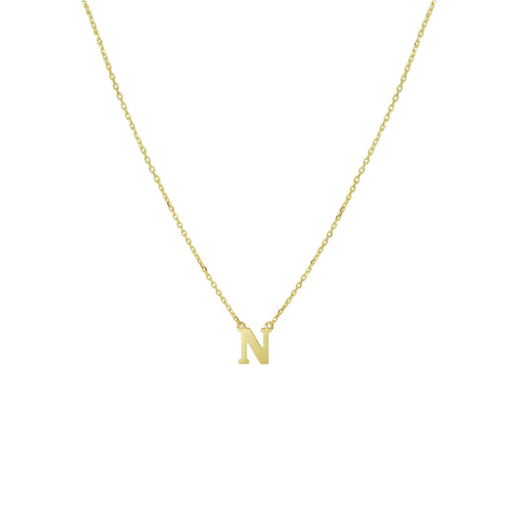 De Gouden dames ketting letter 14K van Van der Kooij Collectie is een verfijnd geelgouden anker collier met gepersonaliseerde letter N, het ideale sieradencadeau voor dames, elegant gepresenteerd tegen een witte achtergrond.
