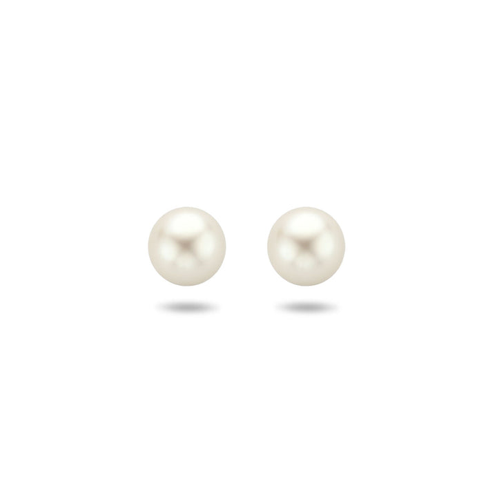 Een paar ronde, witte oorknoppen van parel 14K geelgoud uit de Van der Kooij Collectie worden afgebeeld op een effen witte achtergrond met subtiele schaduwen onder elke elegante parelknop.