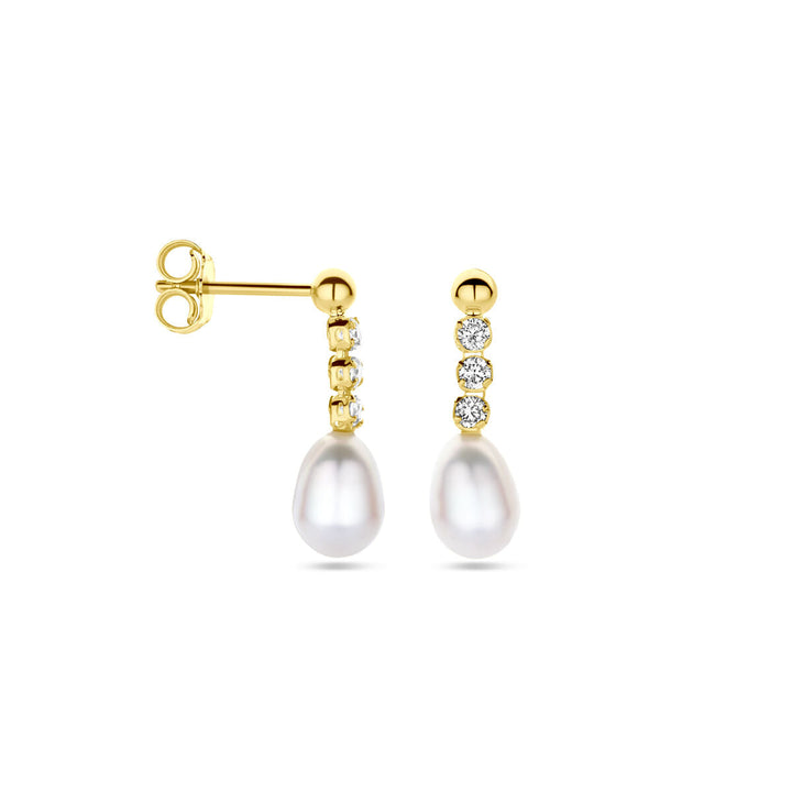 De Van der Kooij Collectie oorhangers zirkonia en parel 19 mm, gemaakt van 14K geelgoud, hebben drie ronde zirkonia op een rij met daaronder een witte zoetwaterparel in druppelvorm.