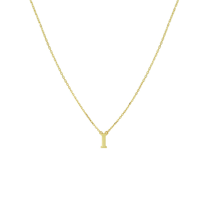 De Van der Kooij Collectie Gouden dames ketting letter 14K heeft een fijne 14k gouden ketting en een kleine, verticale gepersonaliseerde letter I hanger. Afgebeeld tegen een effen witte achtergrond.