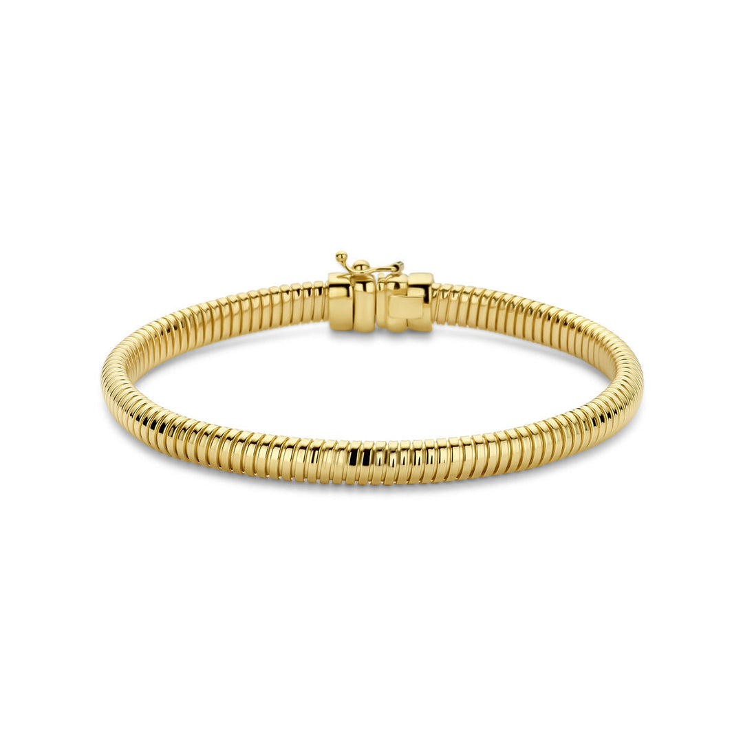 De Van der Kooij Collectie armband omega 5,5 mm 18,5 cm in 14K geelgoud heeft een flexibele geribbelde omega-stijl en een bakslot, getoond op een witte achtergrond.