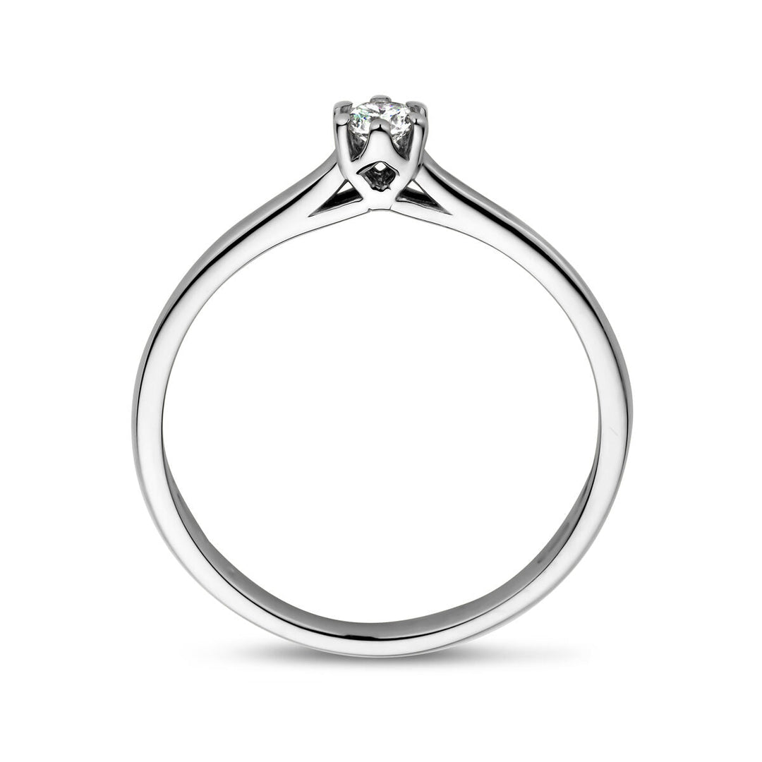 Een close-up van de Van der Kooij Collectie aanzoeksring: een 14K witgouden ring met een 0,10ct H SI diamanten solitaire in een klassieke viertandzetting.