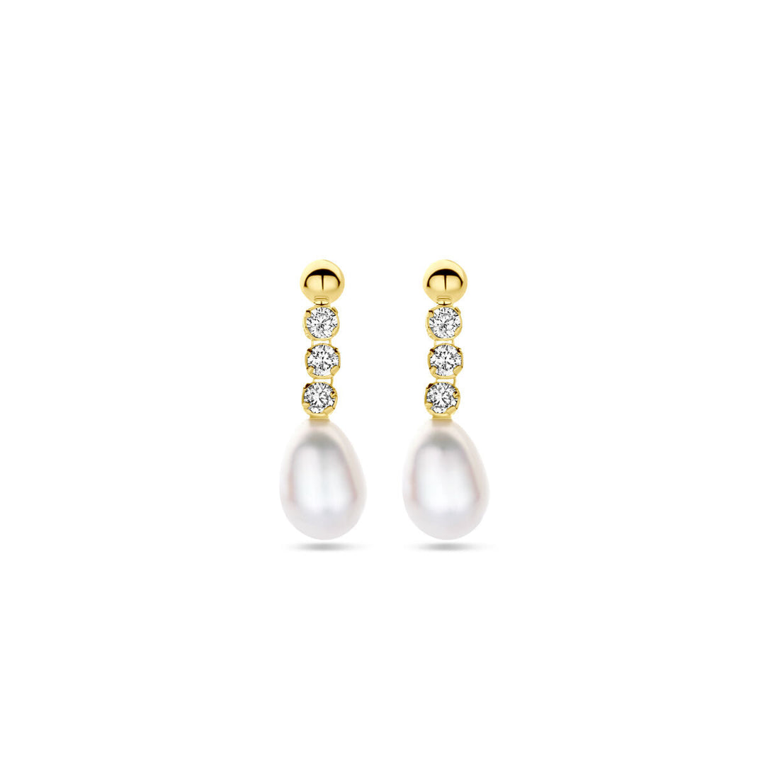 De Van der Kooij Collectie oorhangers zirkonia en parel 19 mm in 14K geelgoud hebben een gouden stud, drie ronde zirkonia en een druppelvormige witte zoetwaterparel, gepresenteerd tegen een effen witte achtergrond.