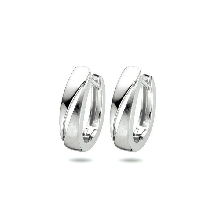 De Van der Kooij Collectie klapoorringen poli/mat zilver gerhodineerd hebben een modern gedraaid ontwerp met zowel gepolijste als matte afwerking, waardoor deze dames oorbellen een strakke en elegante uitstraling hebben.