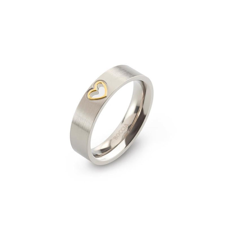 De Boccia Titanium Ring Bicolor 0143-02 heeft een mat zilveren band met een klein gouden hartje. De gladde, gepolijste binnenkant is gemaakt door Boccia en zorgt voor draagcomfort.