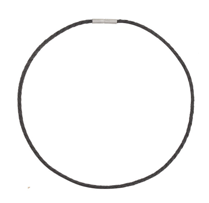 De Boccia Titanium Lengte Collier leer 0835-01 van Boccia is een zwart gevlochten leren ketting met een kleine zilverkleurige sluiting, uitgevoerd in cirkelvorm op een witte achtergrond.