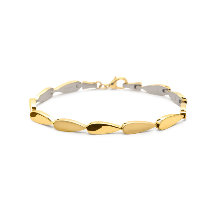 De Boccia Titanium Armband gp 03052-03 combineert elegantie en strak design met afwisselend verbonden ovale schakels en een subtiel geïntegreerde sluiting. De gouden kleur schittert prachtig tegen een witte achtergrond, wat de stijlvolle touch van het merk benadrukt.
