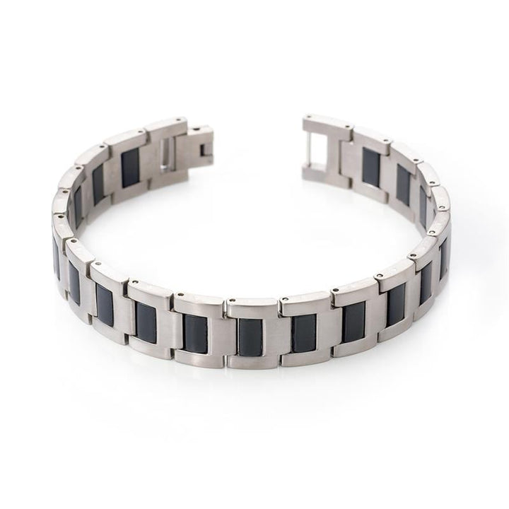 De Boccia Titanium Armband rubber 0334-01 van Boccia is een titanium armband voor heren met rechthoekige, zwarte rubberen accenten op elke schakel, weergegeven in een halve cirkel op een witte achtergrond.