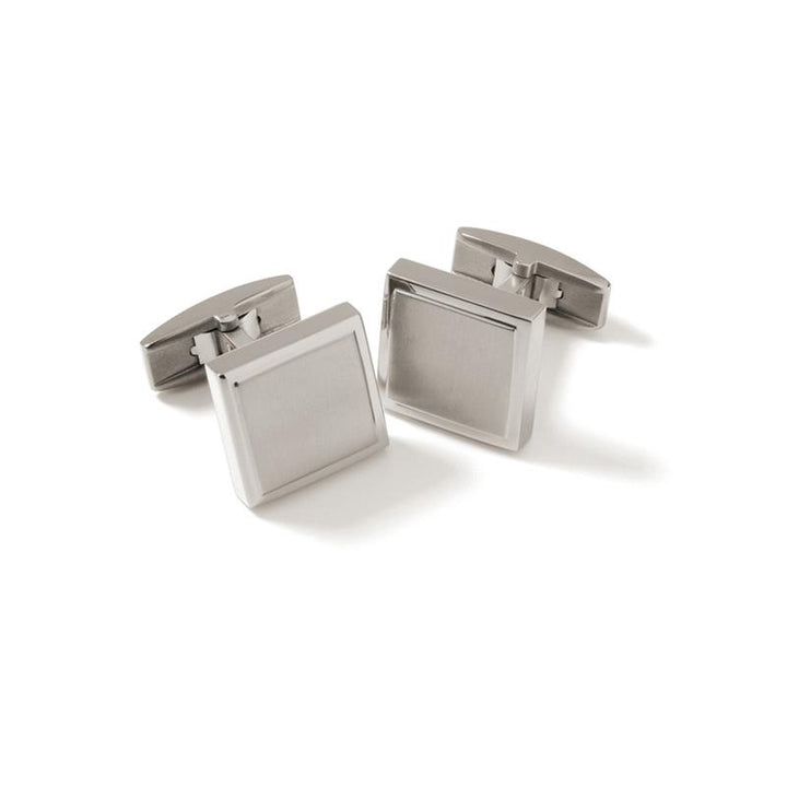 De Boccia Titanium Manchetknopen 0602-01 zijn zilveren, vierkante manchetknopen met een geborstelde afwerking, met een tijdloos design van Boccia. Afgebeeld op een witte achtergrond.