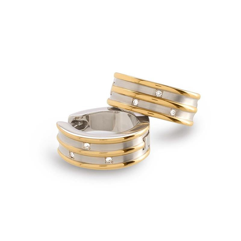 De Boccia Titanium Oorringen Bicolor dia 6/0.03 (05047-03) creolen in goud- en zilvertinten met drie met diamanten bezette banden, worden afgebeeld op een witte achtergrond.
