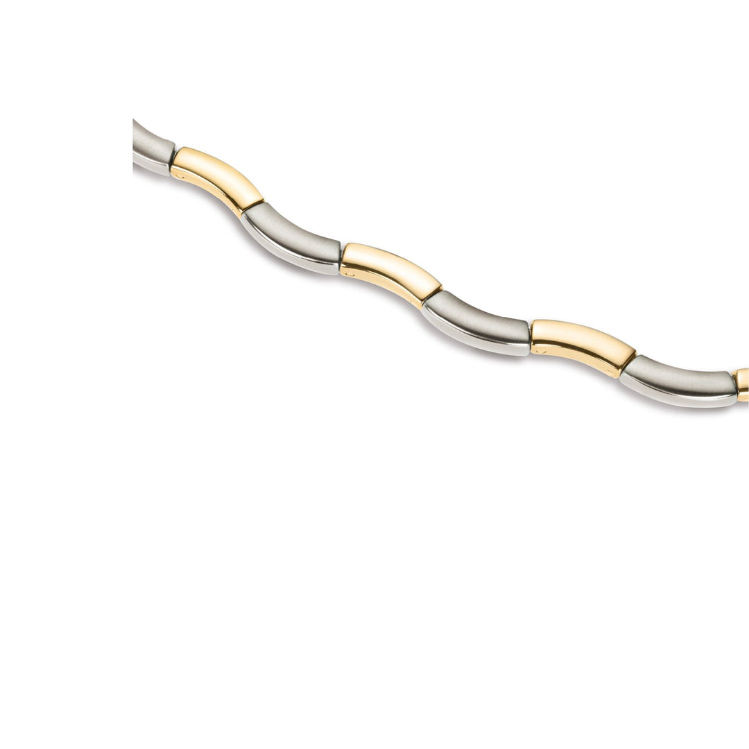 Een close-up van de Boccia Titanium Collier Bicolor 0844-02 toont afwisselend gouden en zilveren gebogen schakels op een witte achtergrond, wat een strak en modern design met een subtiele glans uitstraalt.