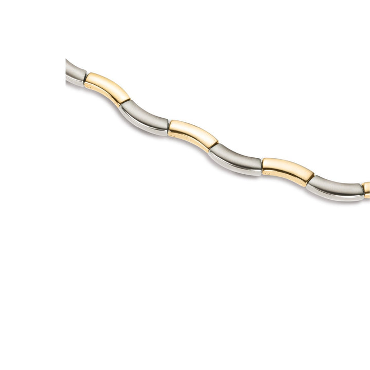 Een close-up van de Boccia Titanium Collier Bicolor 0844-02 toont afwisselend gouden en zilveren gebogen schakels op een witte achtergrond, wat een strak en modern design met een subtiele glans uitstraalt.